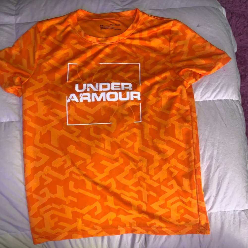 Boys Sz Xl loose fit under armour shirt